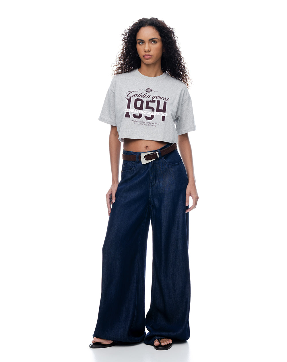 Camiseta crop regular algodón gris estampada mujer