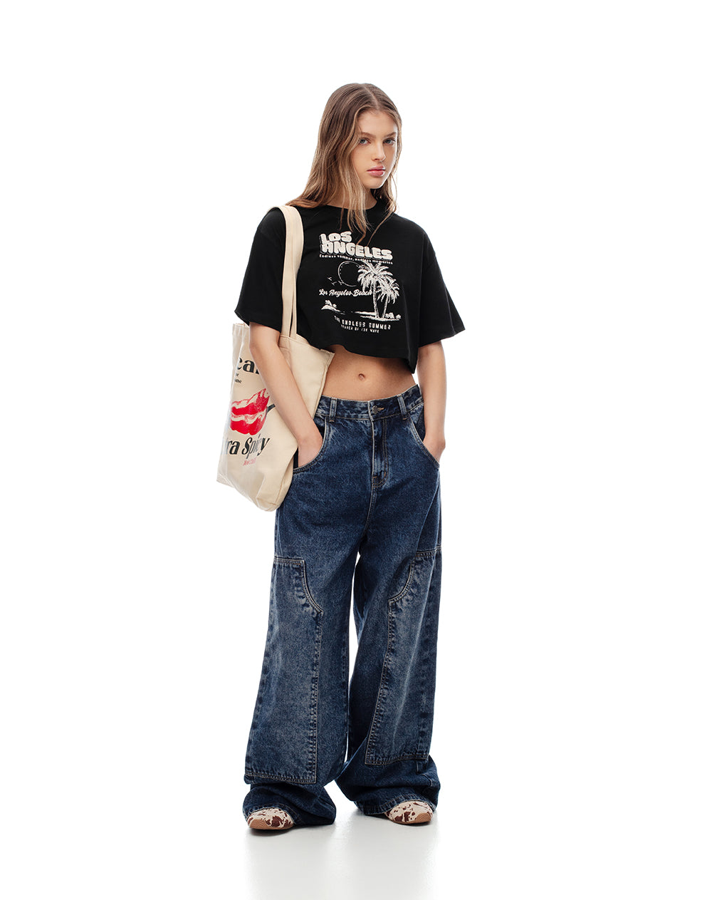 Camiseta crop regular algodón negra estampada mujer