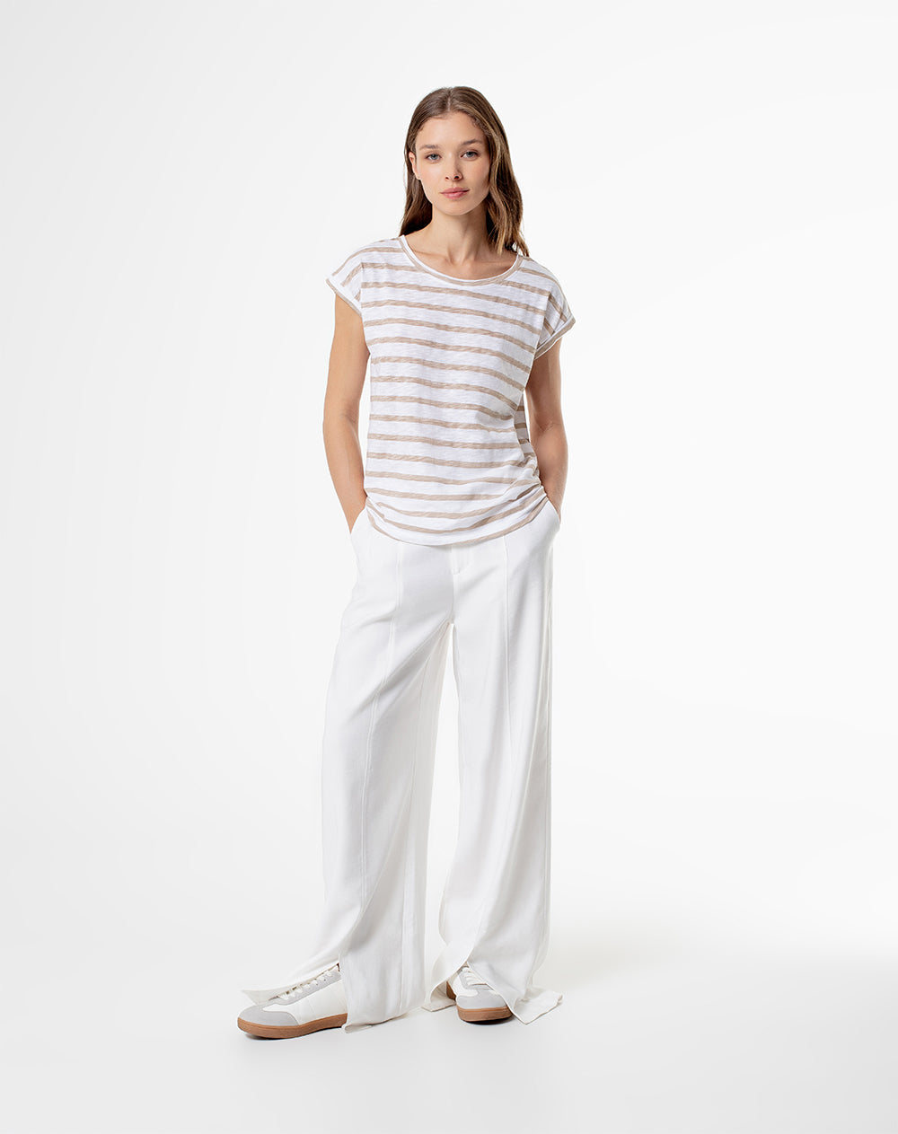 Camiseta regular fit manga corta blanca con rayas caqui
