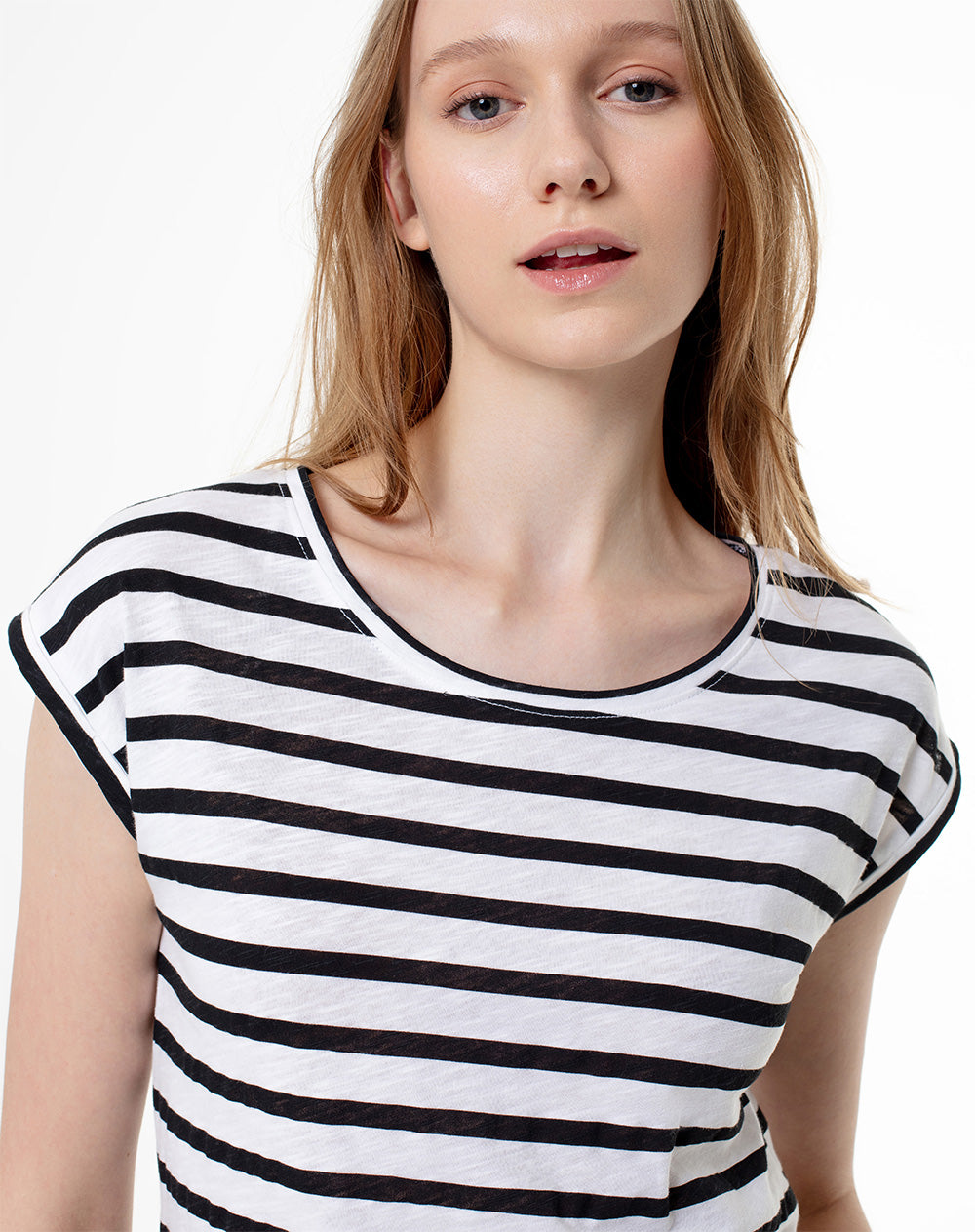 Camiseta regular fit manga corta blanca rayas