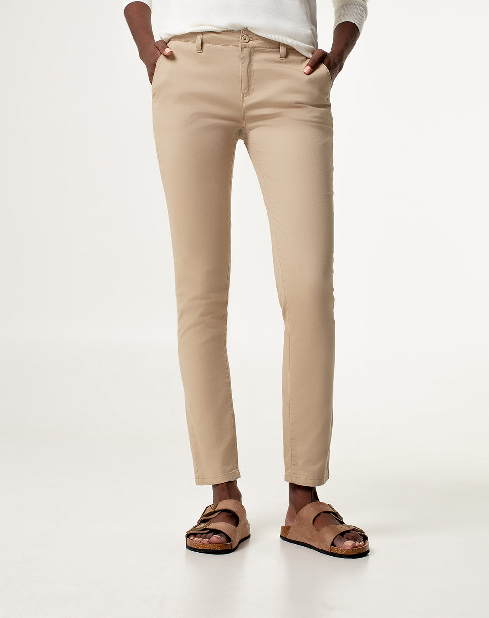 Pantalón skinny fit tiro medio en drill habano