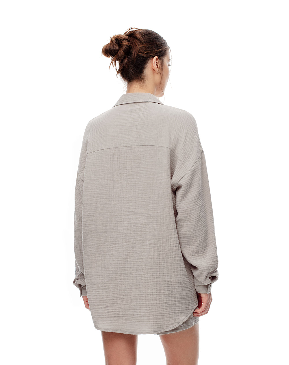 Camisa relaxed fit manga larga taupe