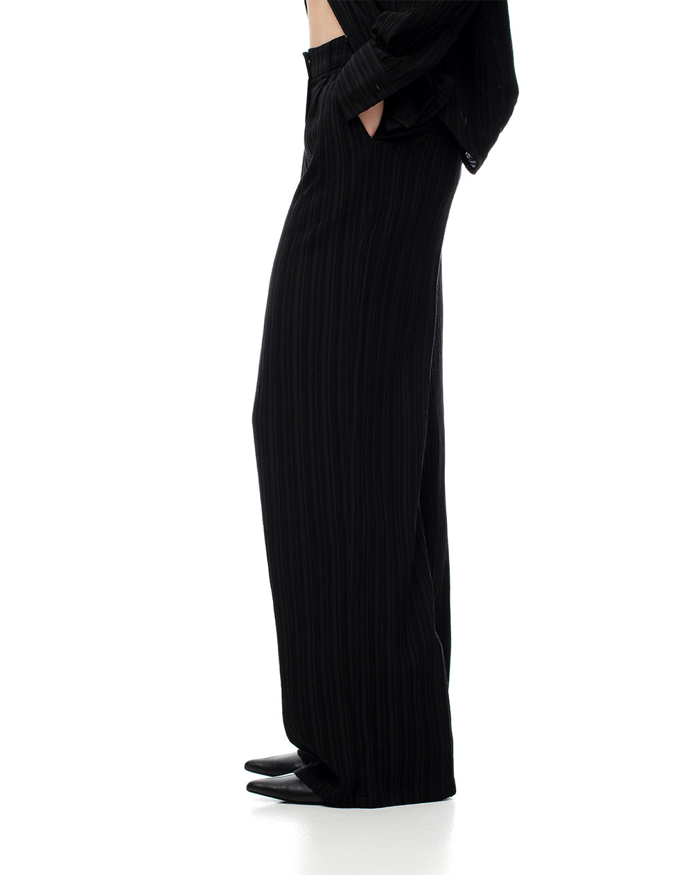 Pantalón wide leg tiro medio pliegues delanteros negro para mujer