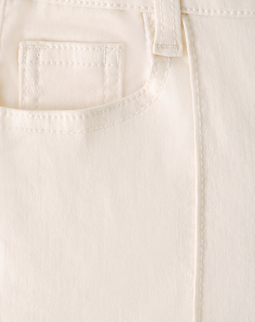 Pantalón flare fit tiro medio en drill crema