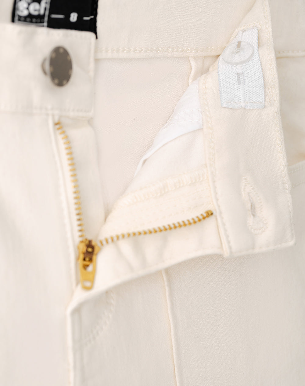 Pantalón flare fit tiro medio en drill crema