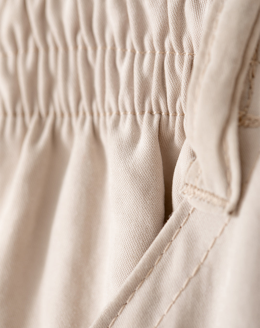Pantalón parachute tiro medio elástico en cintura habano para mujer