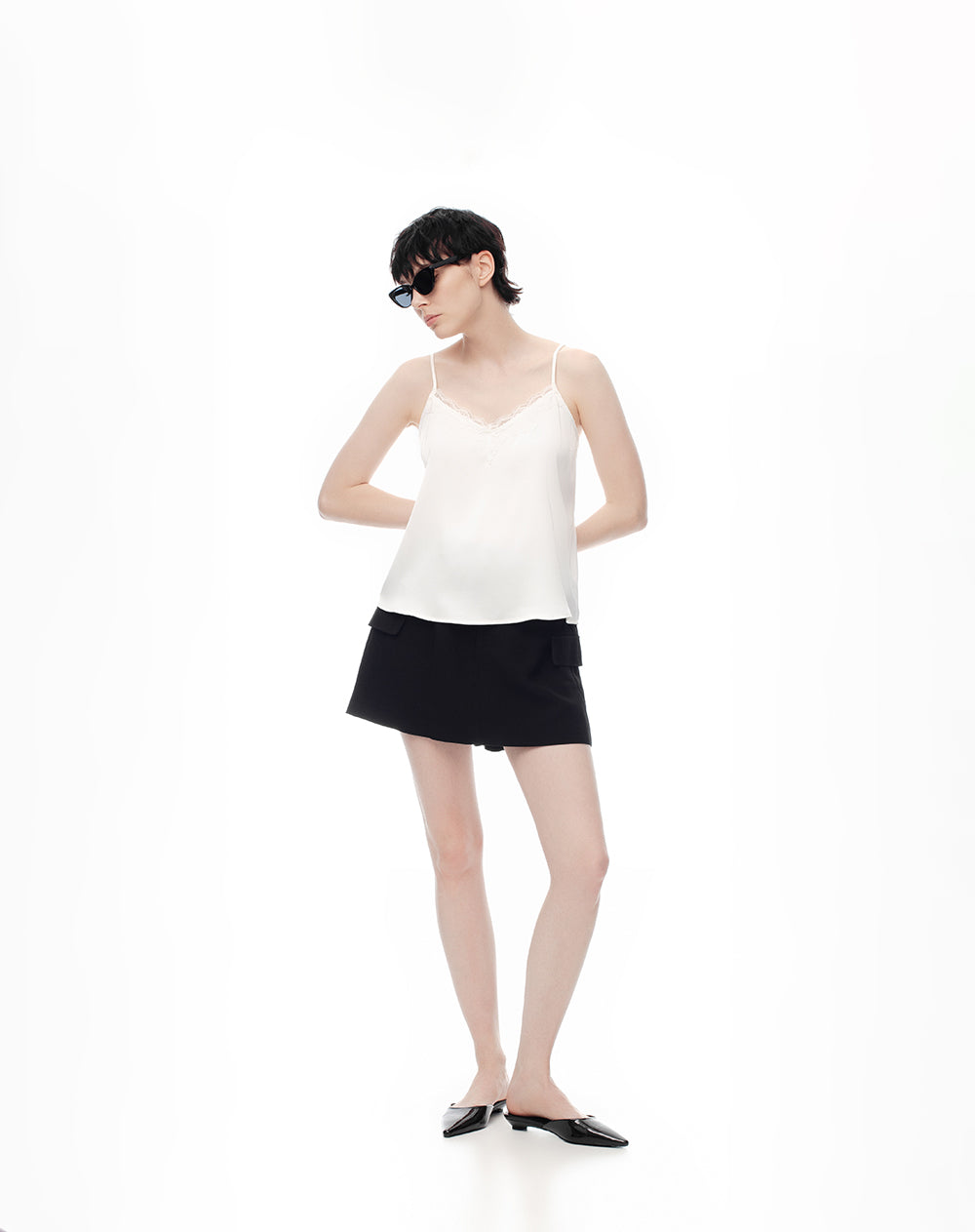 Falda short tiro alto bolsillos laterales negra para mujer