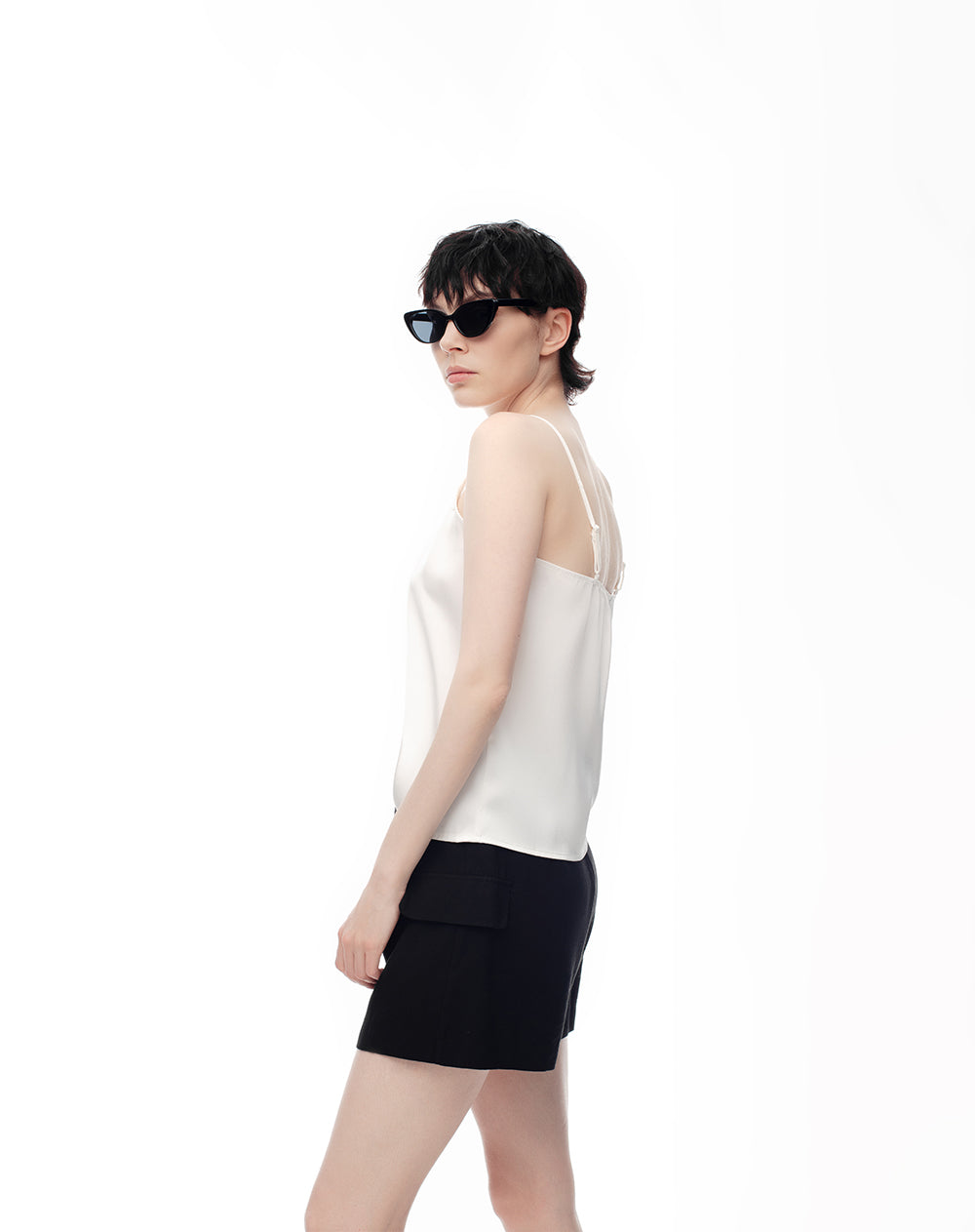 Falda short tiro alto bolsillos laterales negra para mujer