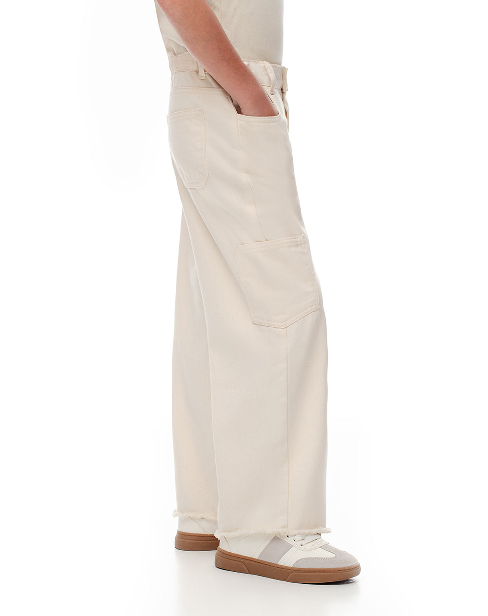 Pantalón cargo tiro medio denim elástico interno crema para niña