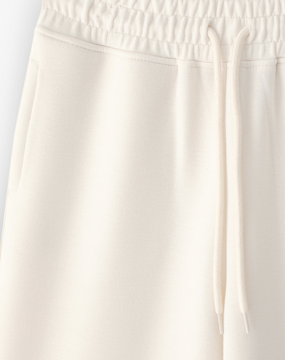 Jogger regular fit tiro medio crema