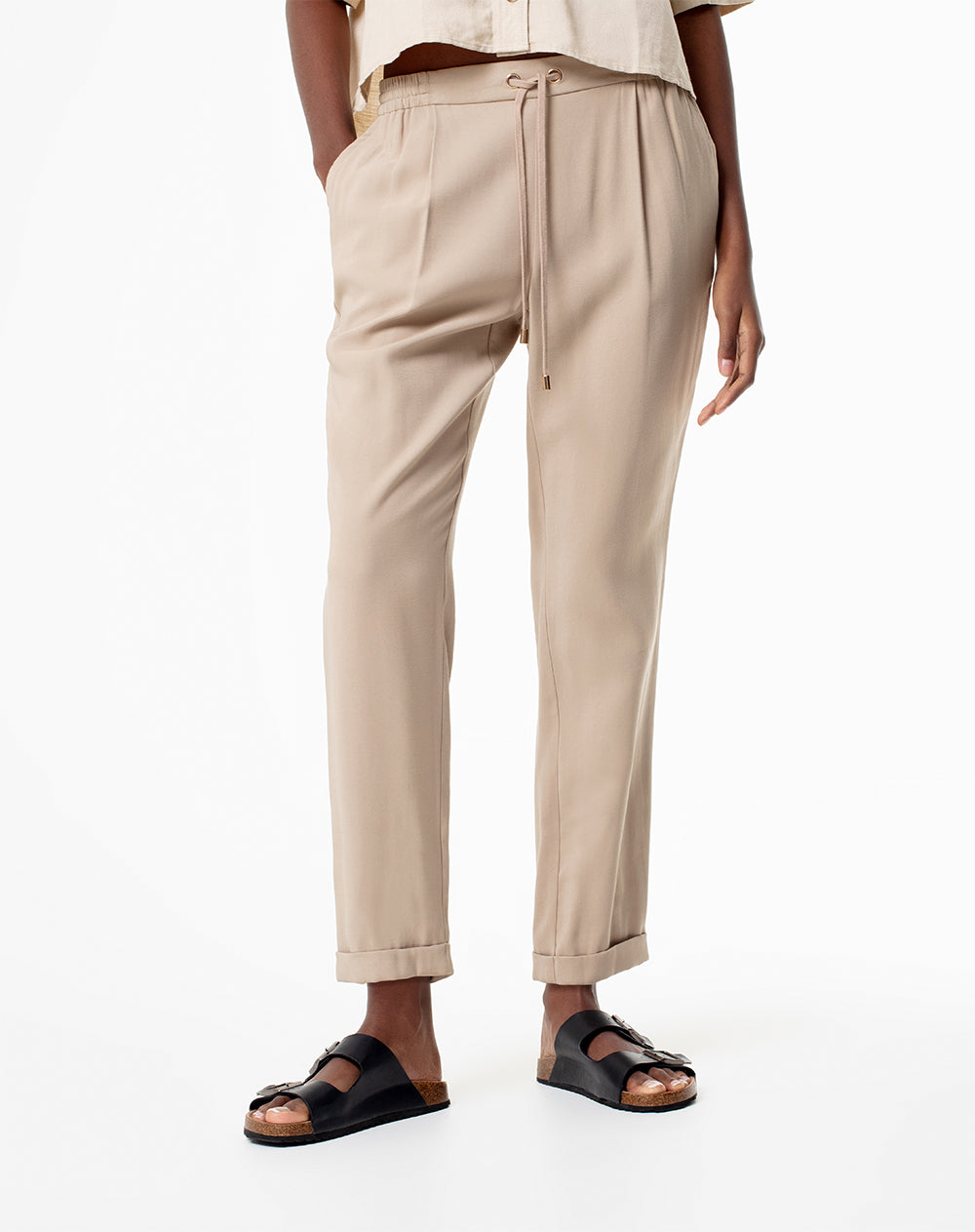 Pantalón regular fit tiro medio khaki