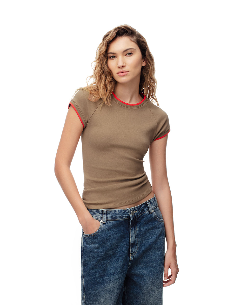 Camiseta fitted fit manga corta café