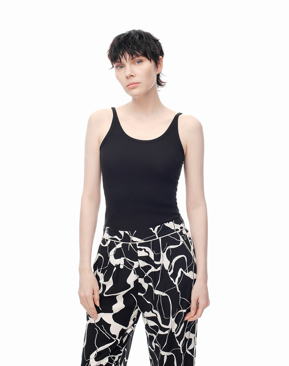 Camiseta slim sin malgas rib algodón negra mujer