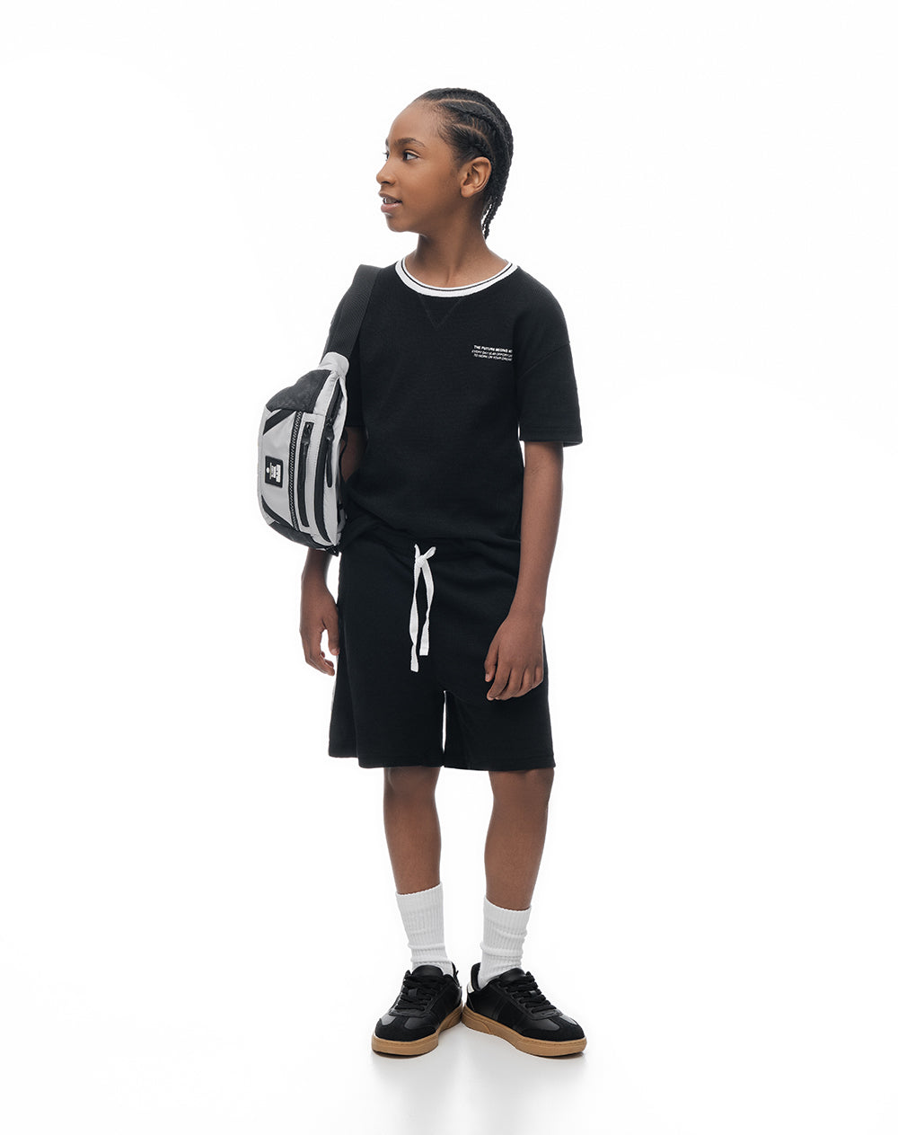 Camiseta regular manga corta negra niño