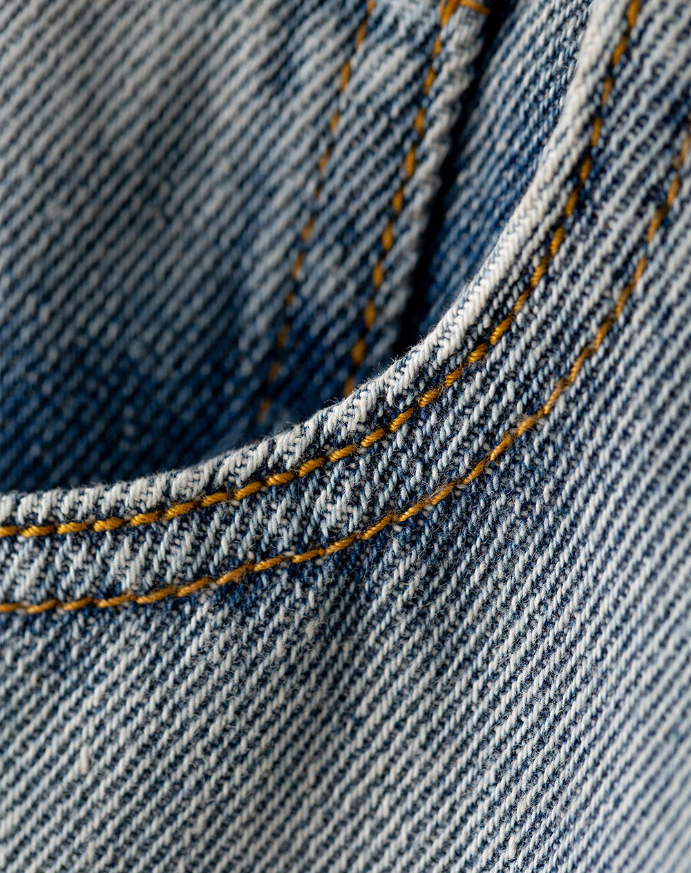 Jean regular fit tiro alto indigo claro