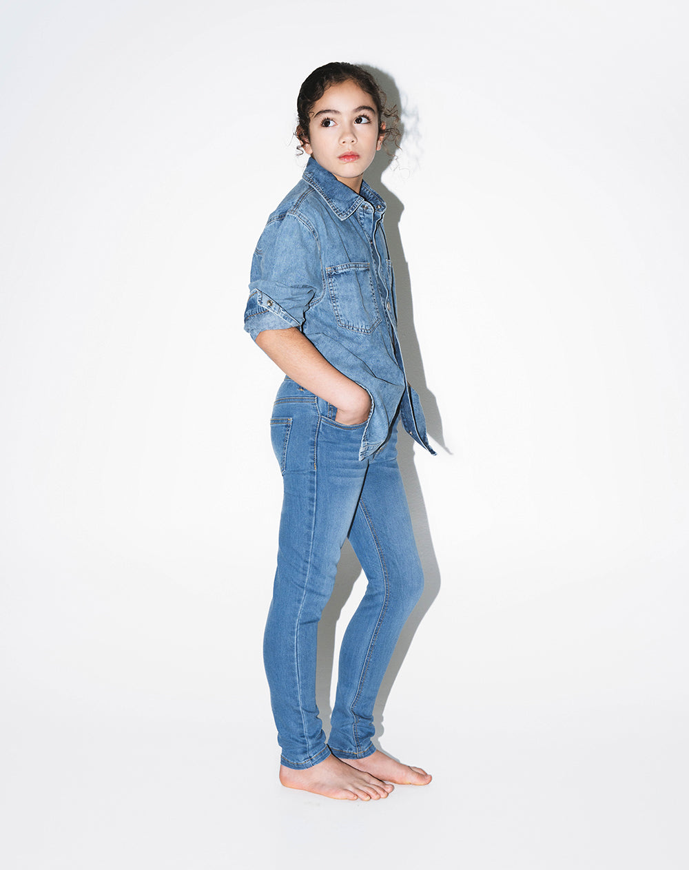 Jean skinny tiro medio elástico interno 100% algodón índigo medio niña