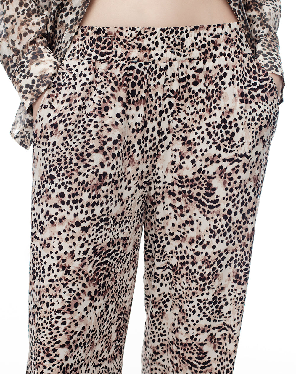 Pantalón loose fit tiro medio piel estampado