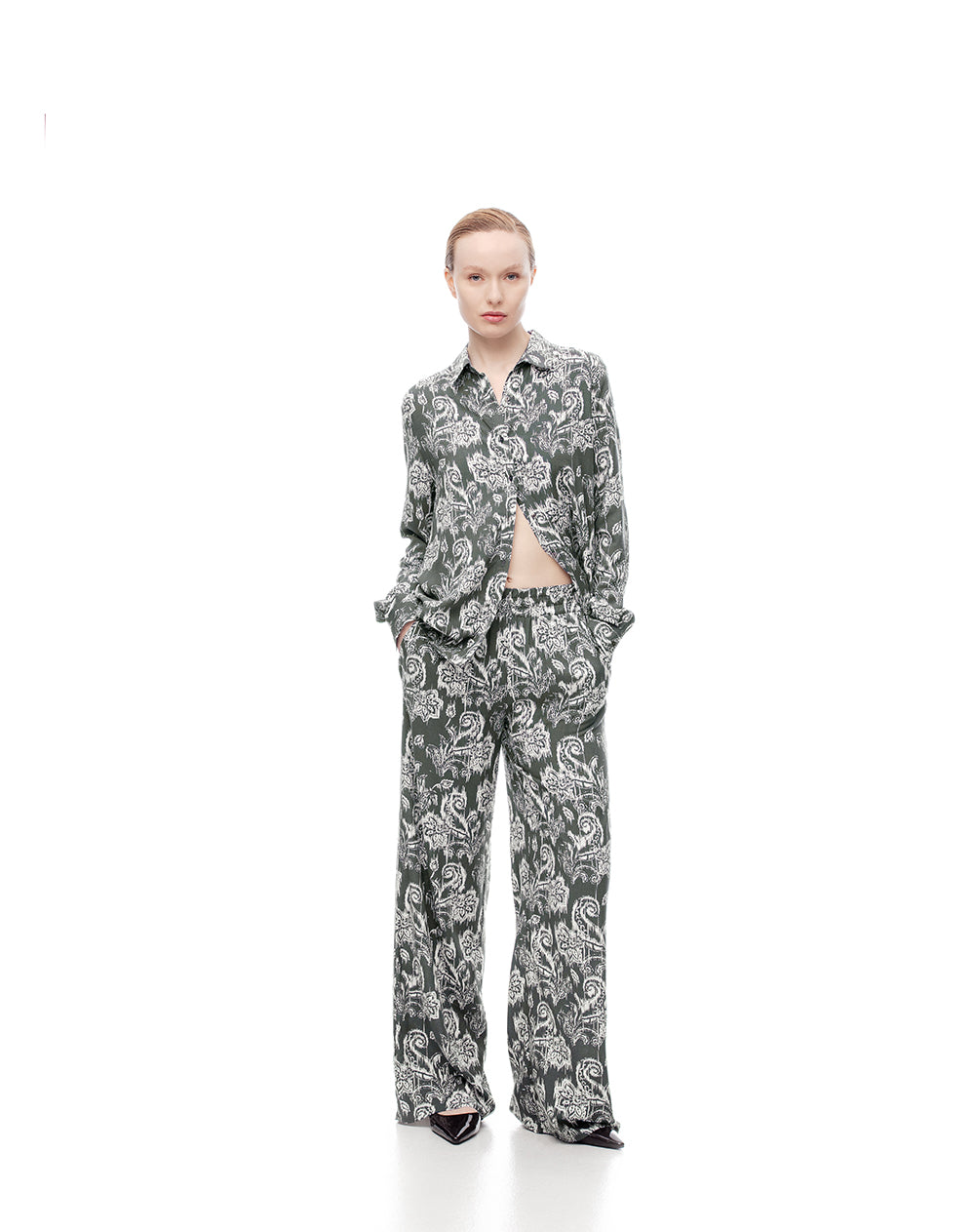 Pantalón loose fit tiro medio verde estampado