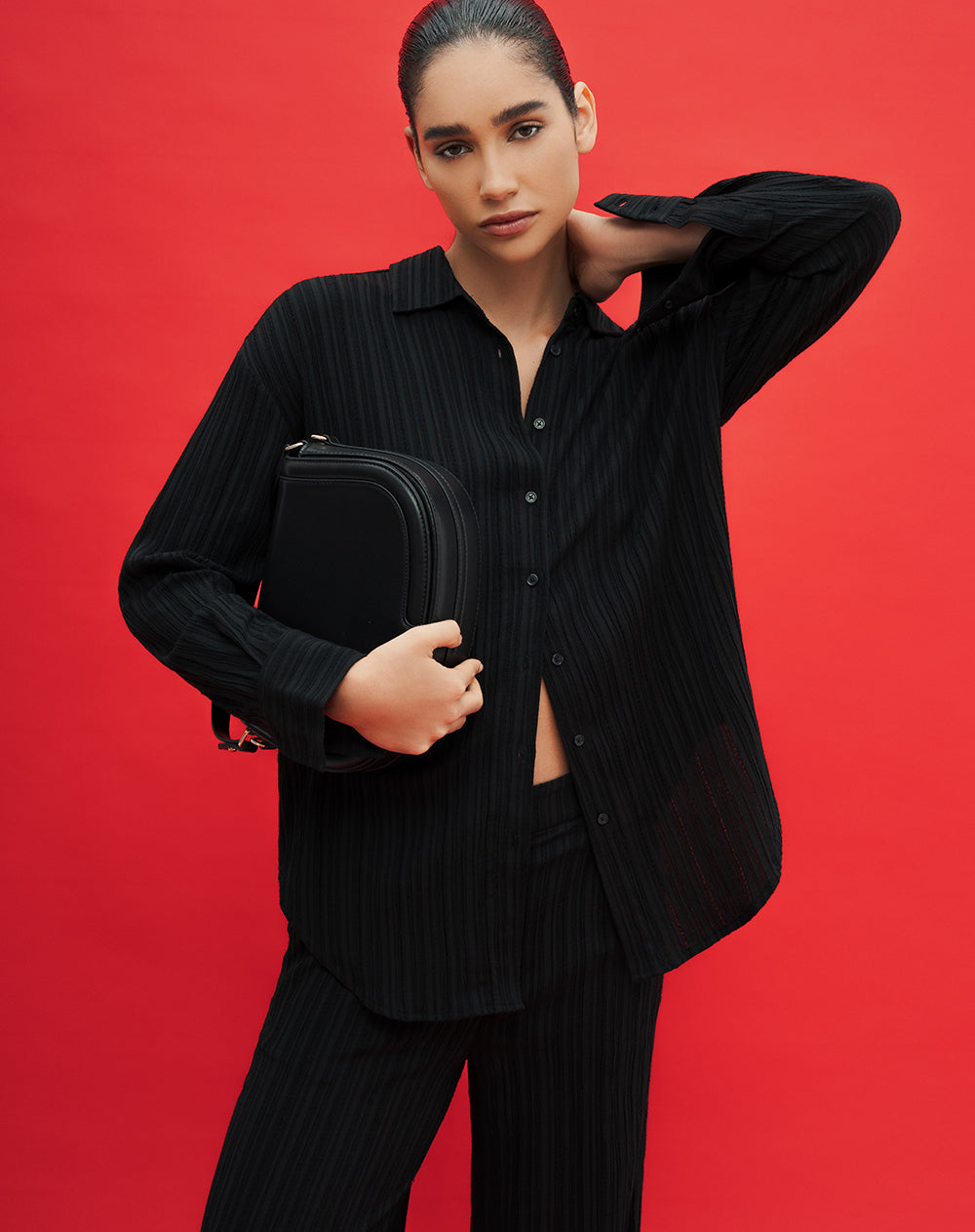 Camisa oversized fit manga larga negra