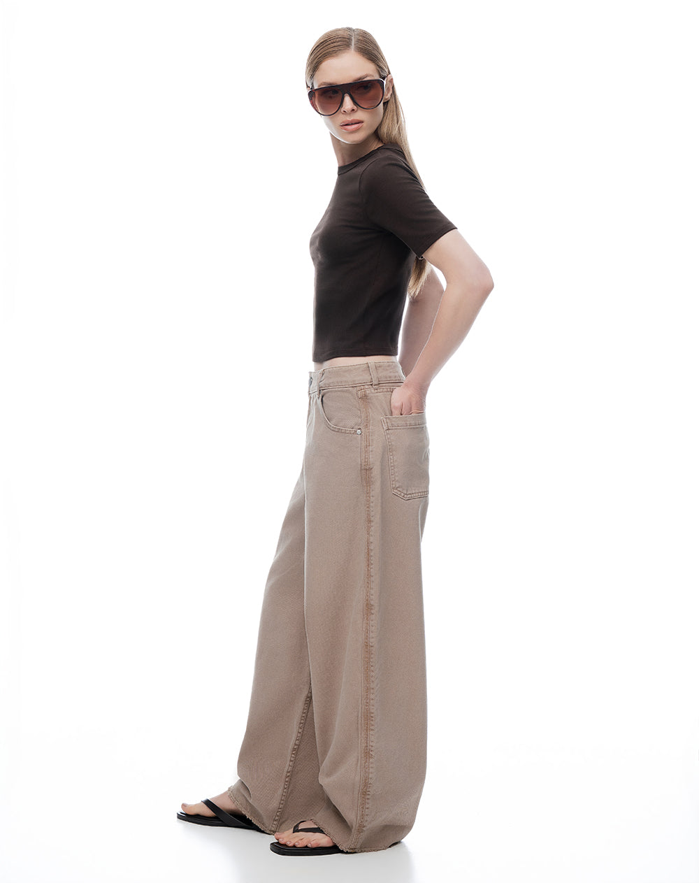 Pantalón wide leg tiro medio en drill café mujer