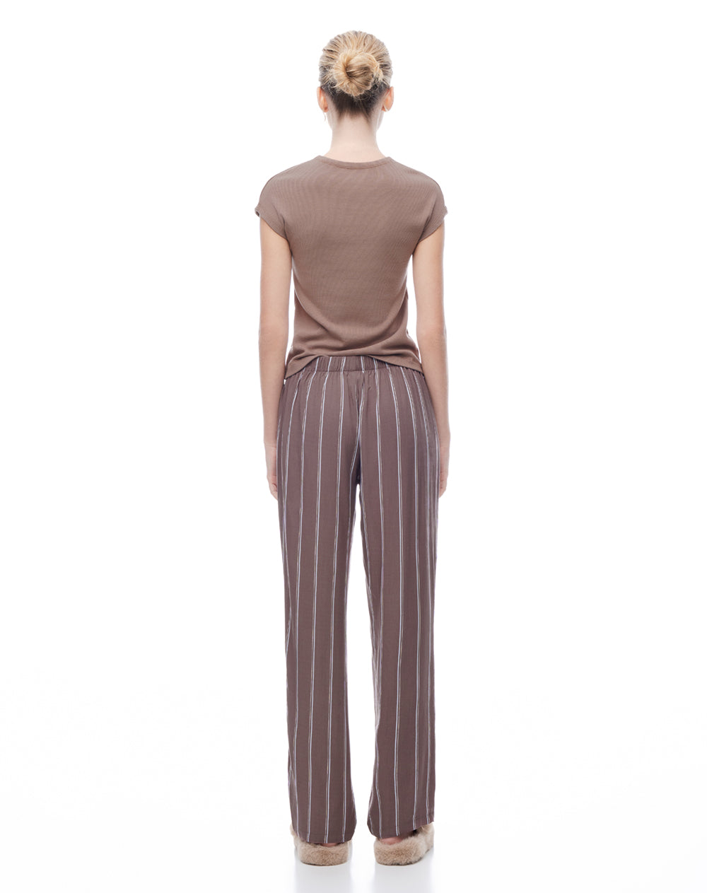 Pantalón regular tiro medio café rayas mujer