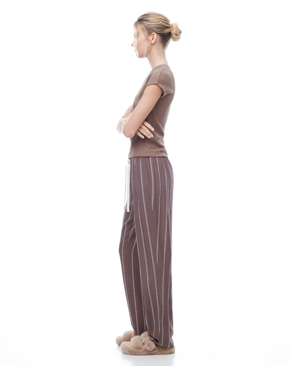 Pantalón regular tiro medio café rayas mujer