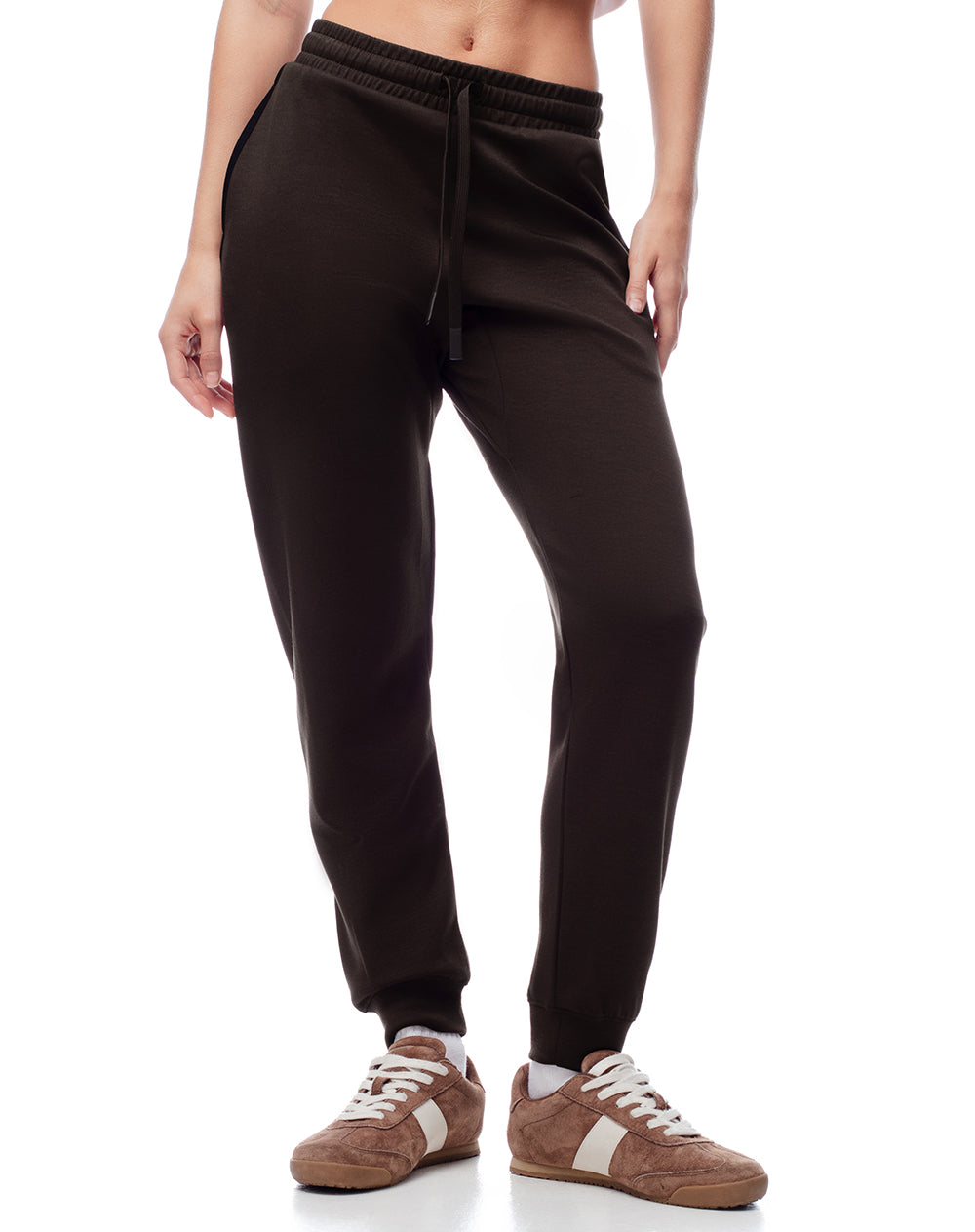 Jogger tiro medio chocolate mujer