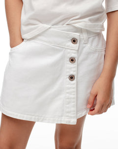 Falda short tiro medio denim elástico interno blanca para niña