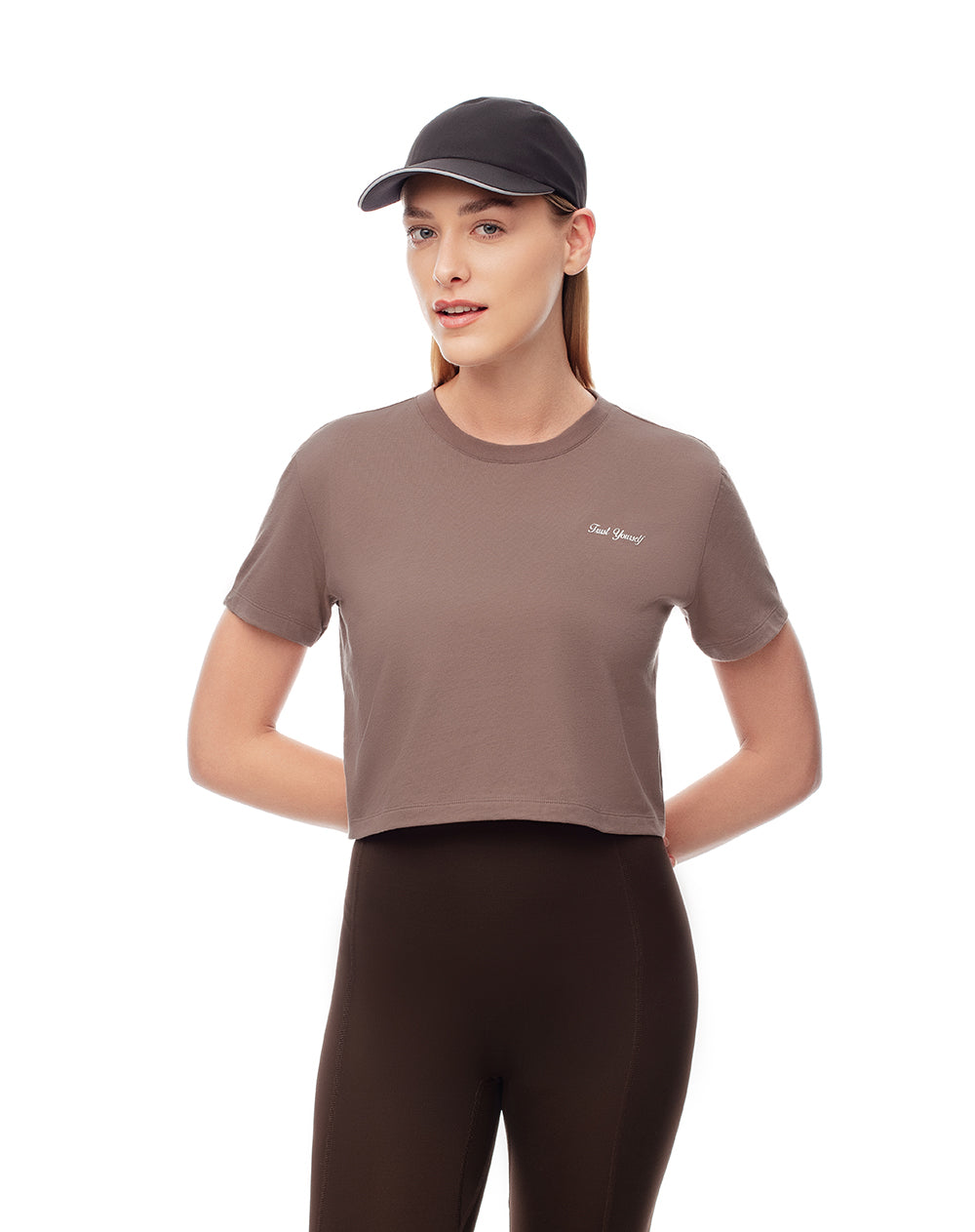 Camiseta crop regular algodón café mujer