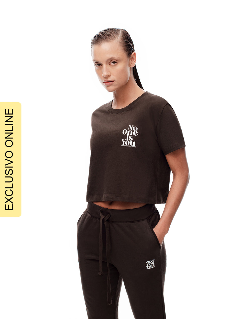 Camiseta cropped fit manga corta chocolate