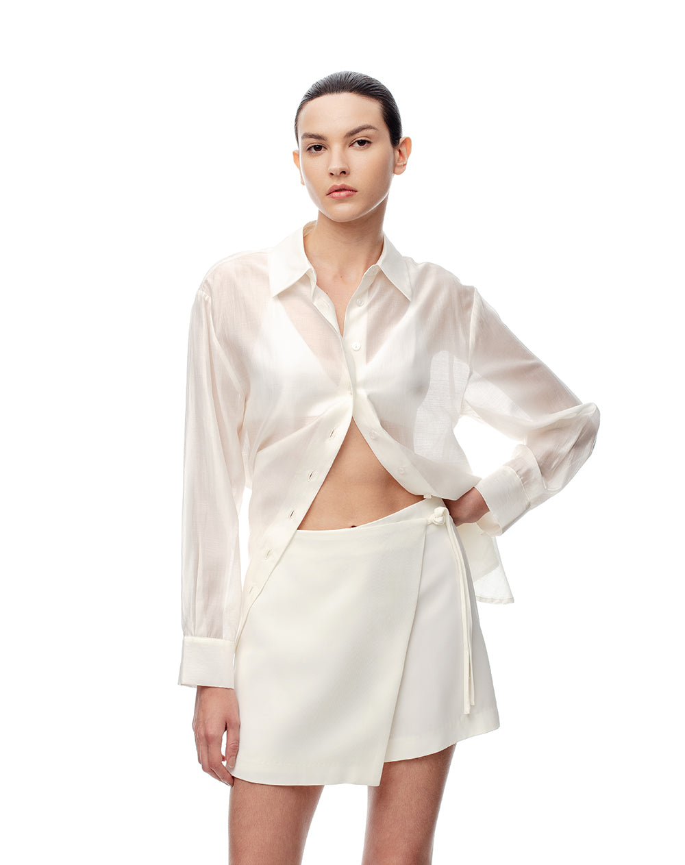 Falda short tiro medio cruzada anudada blanca mujer