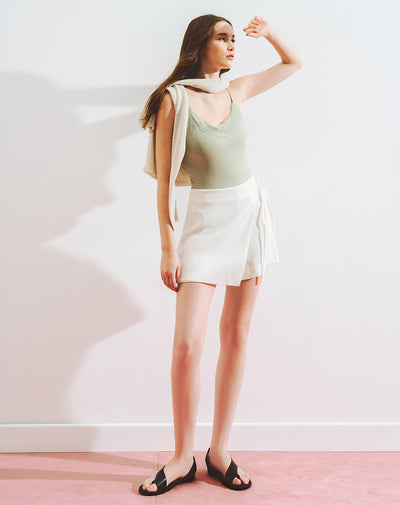 Falda short tiro medio cruzada anudada blanca mujer