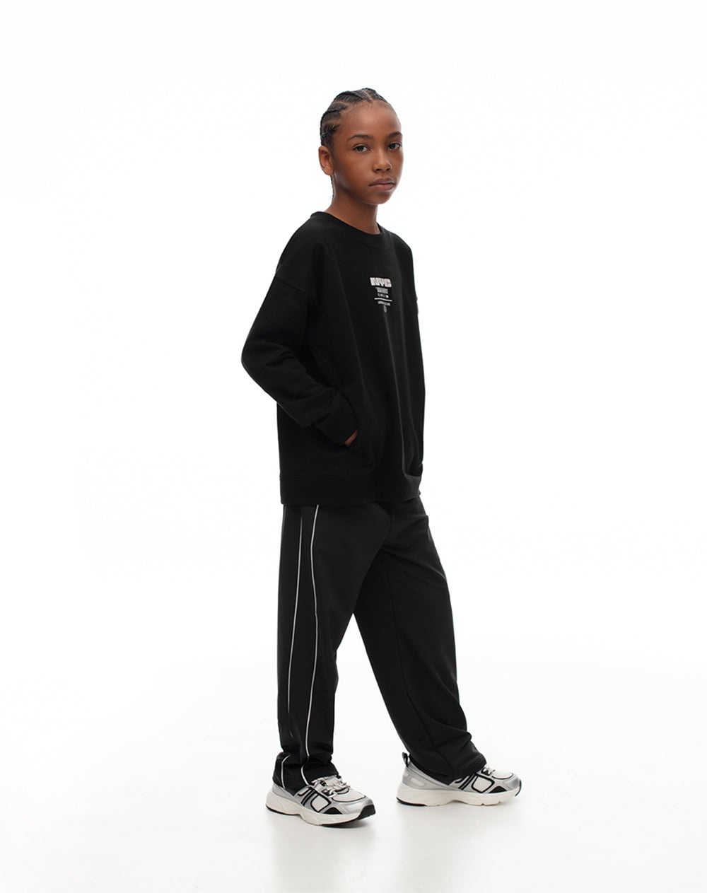 Buzo regular negro estampado niño