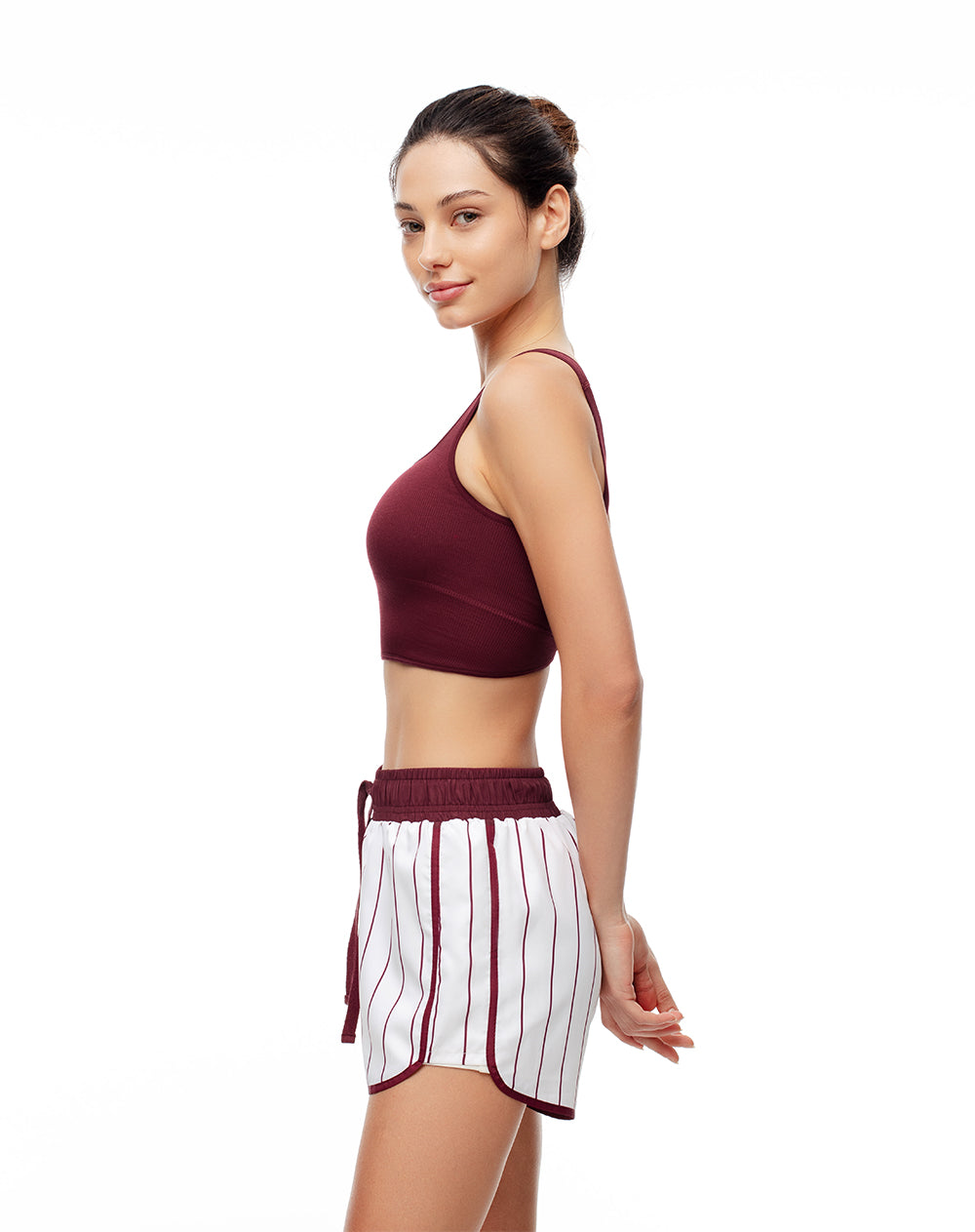 Short deportivo crudo rayas