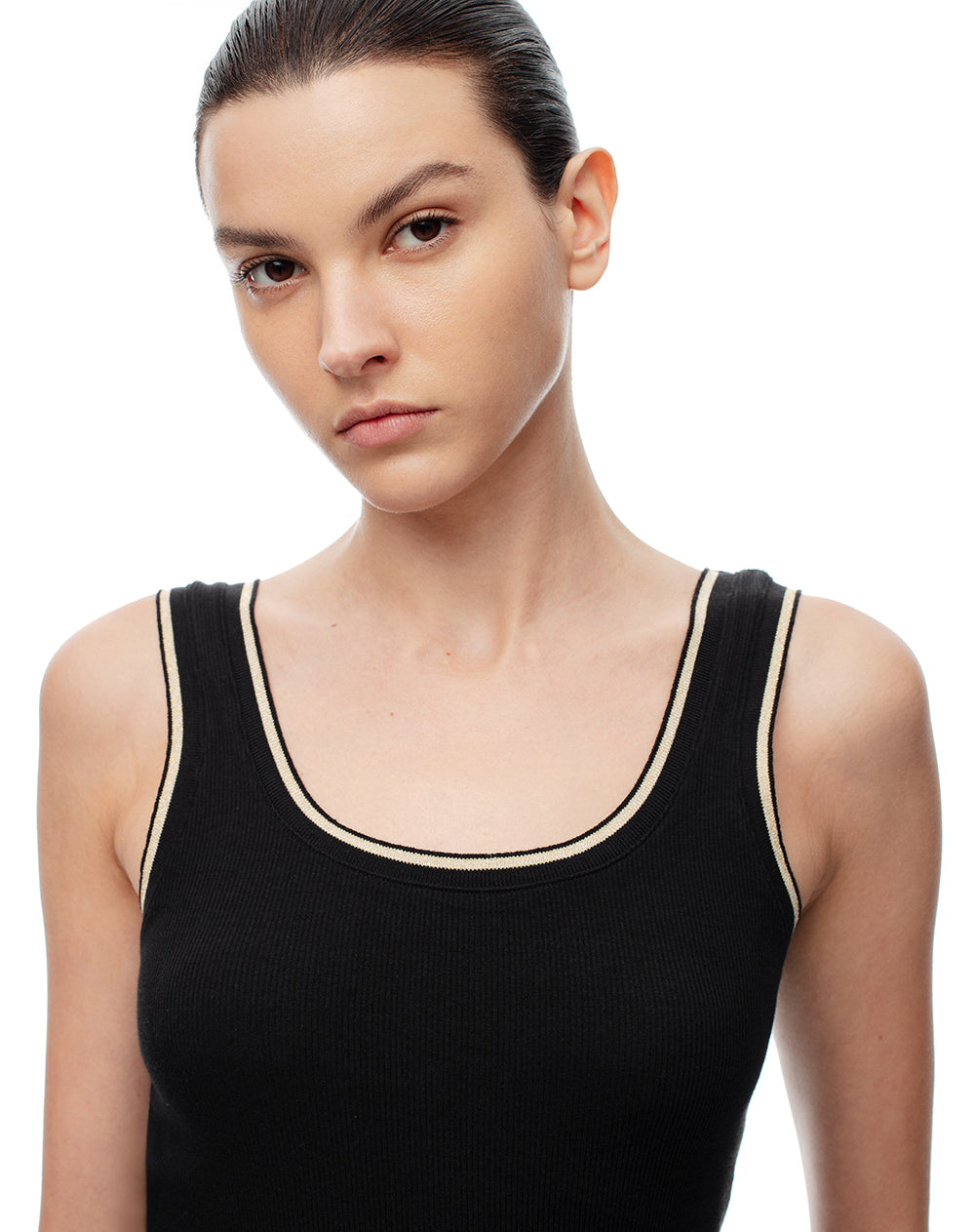 Camiseta manga sisa slim rib negra mujer