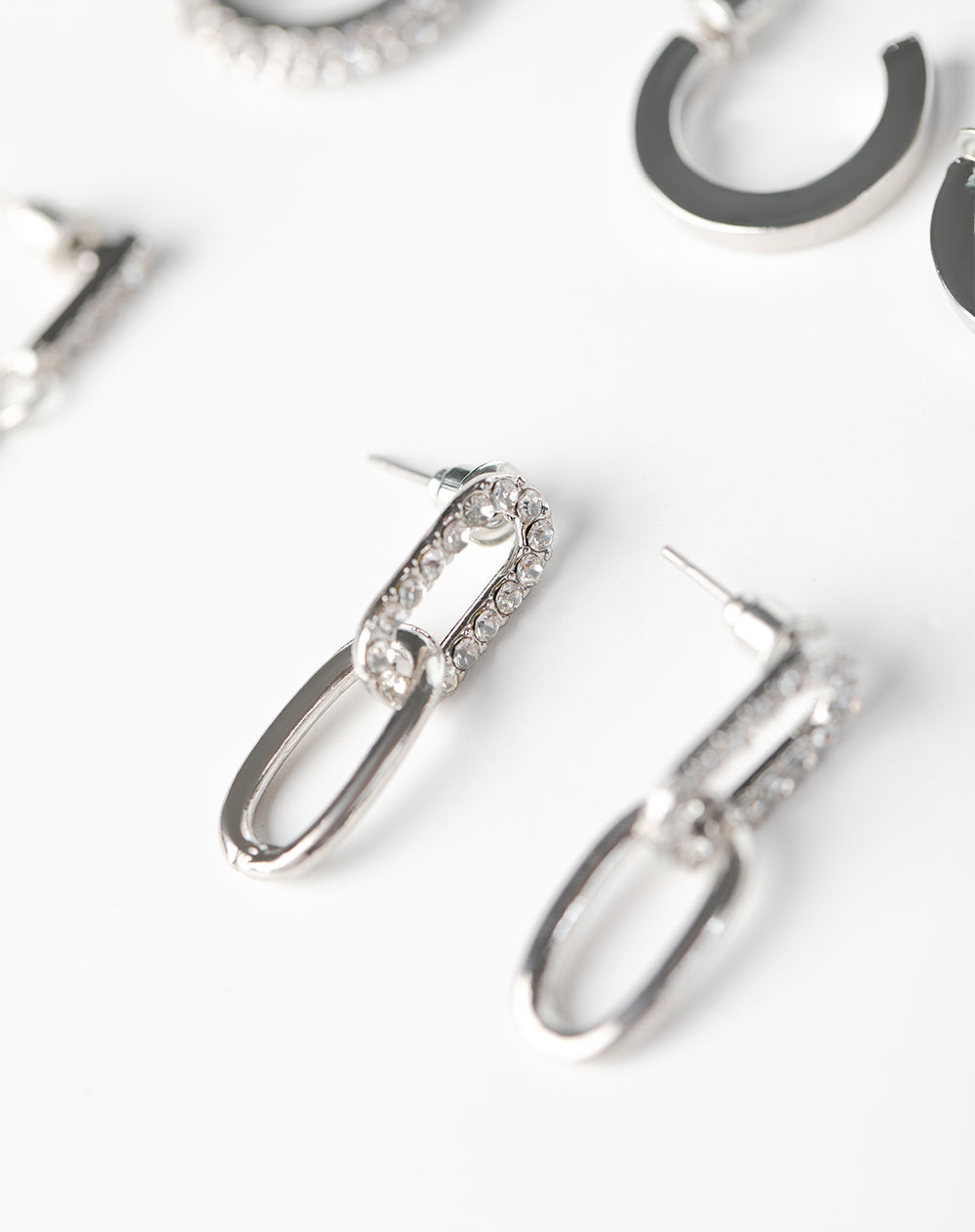 6 pares de aretes plateados
