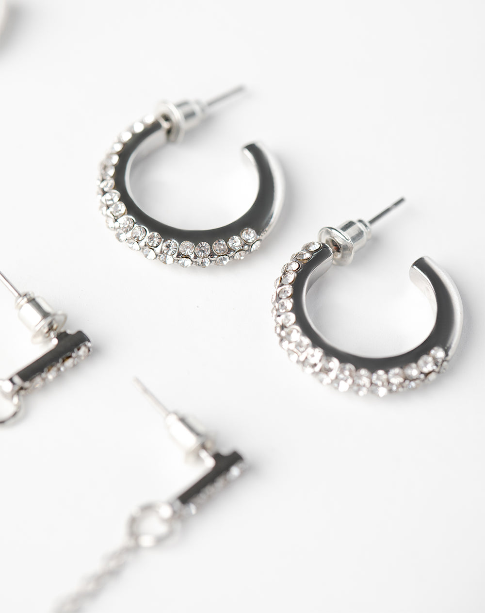 6 pares de aretes plateados