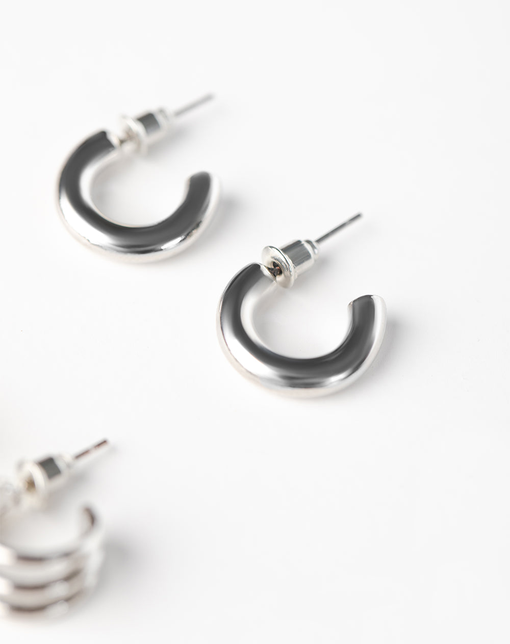6 pares de aretes plateados