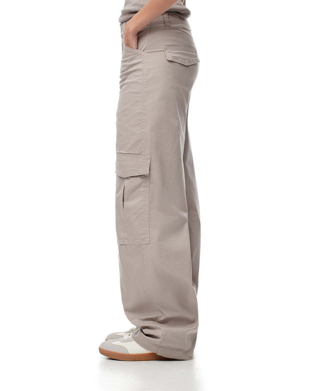 Pantalón cargo tiro medio algodón bolsillos frontales gris para mujer