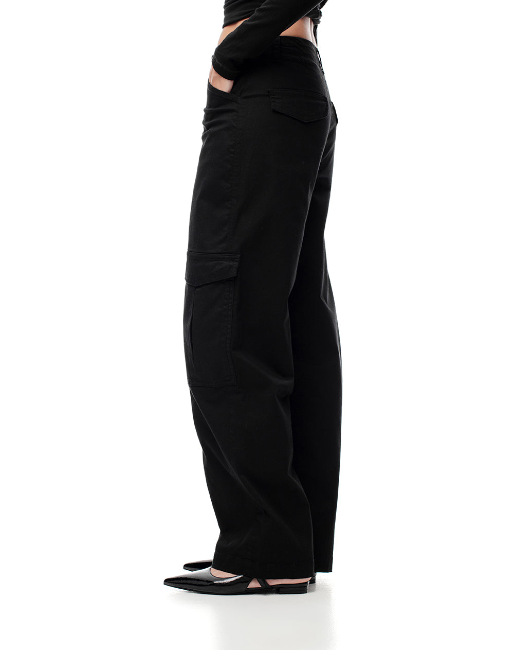 Pantalón cargo tiro medio algodón bolsillos negro mujer