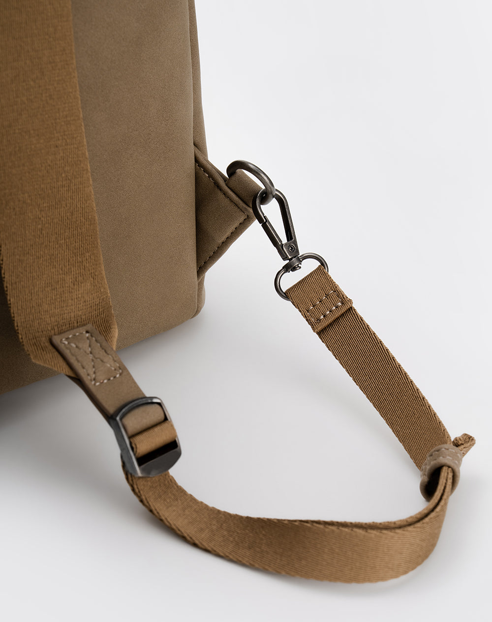 Bolso morral efecto cuero café