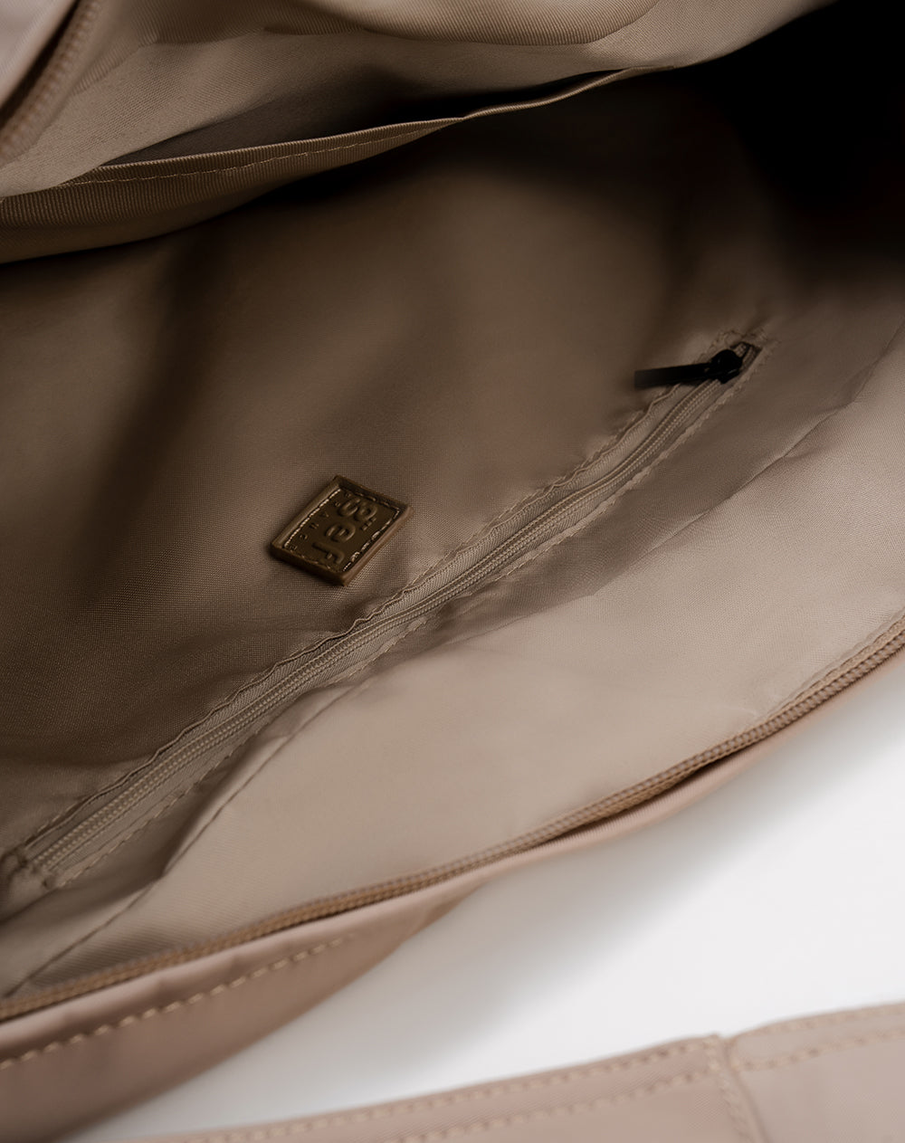 Bolso morral efecto cuero café