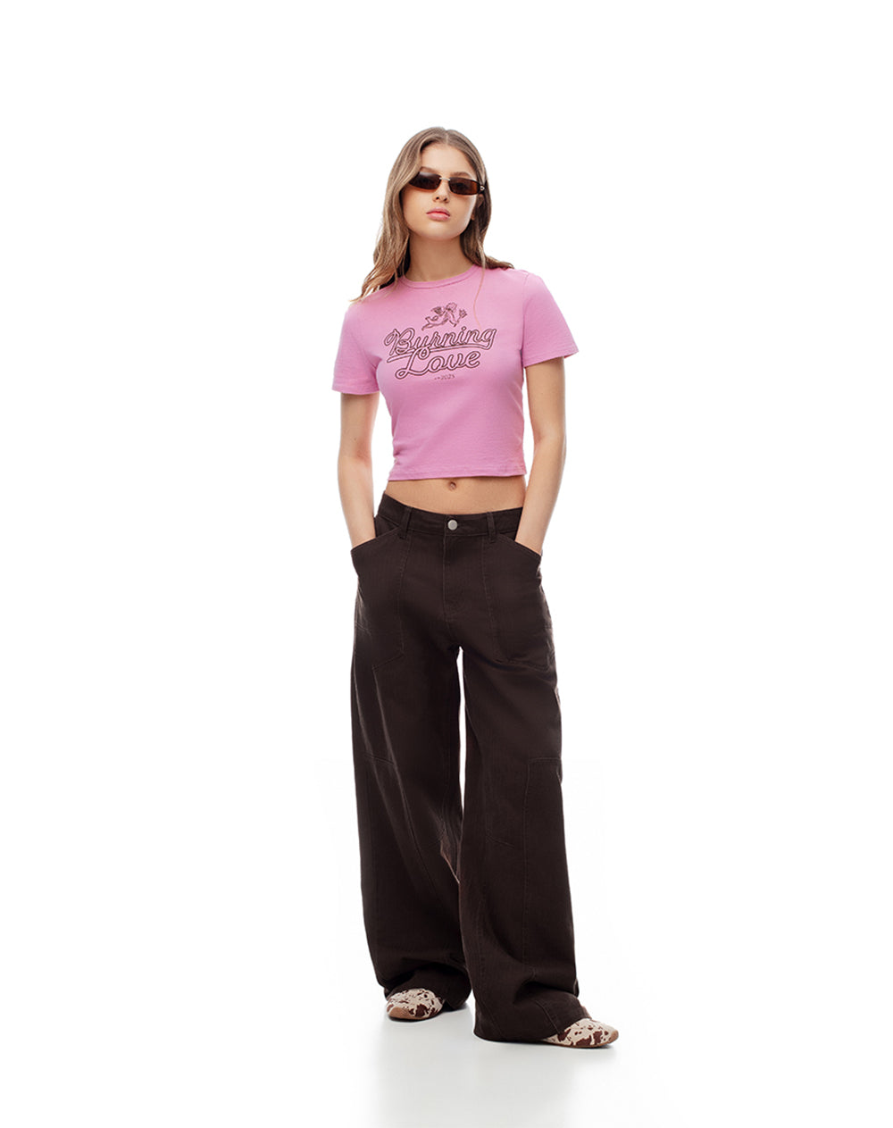 Camiseta crop slim algodón rosa estampada mujer