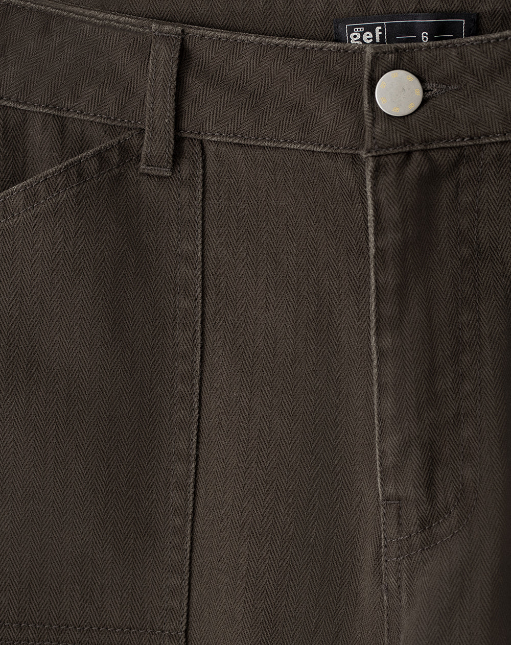 Pantalón relaxed fit tiro medio en drill chocolate