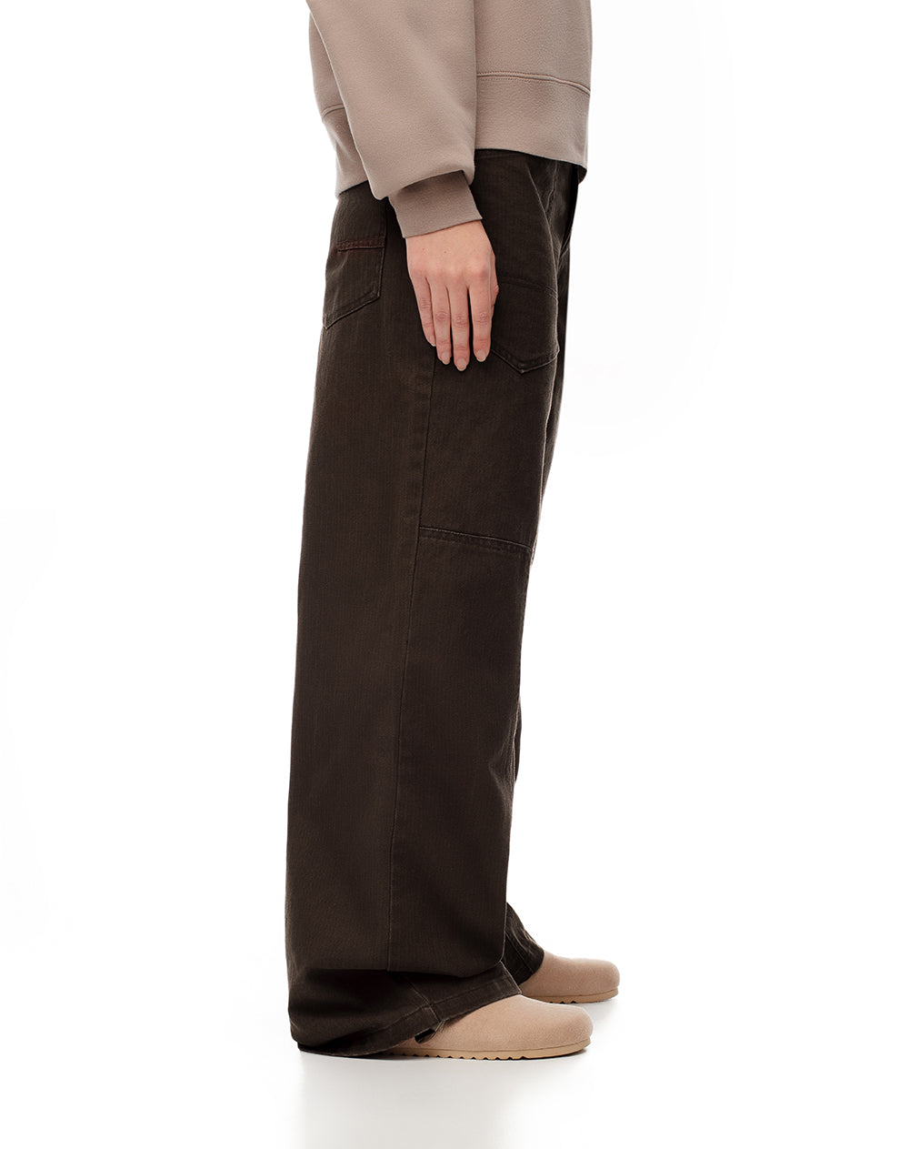 Pantalón relaxed fit tiro medio en drill chocolate