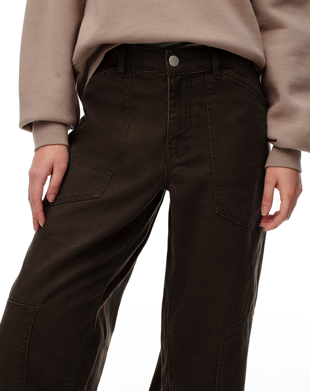Pantalón relaxed fit tiro medio en drill chocolate