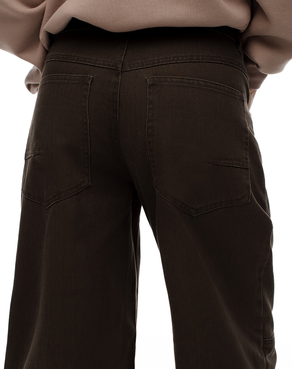 Pantalón relaxed fit tiro medio en drill chocolate