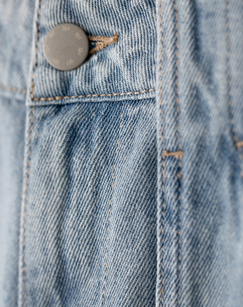 Jean regular fit tiro medio indigo claro
