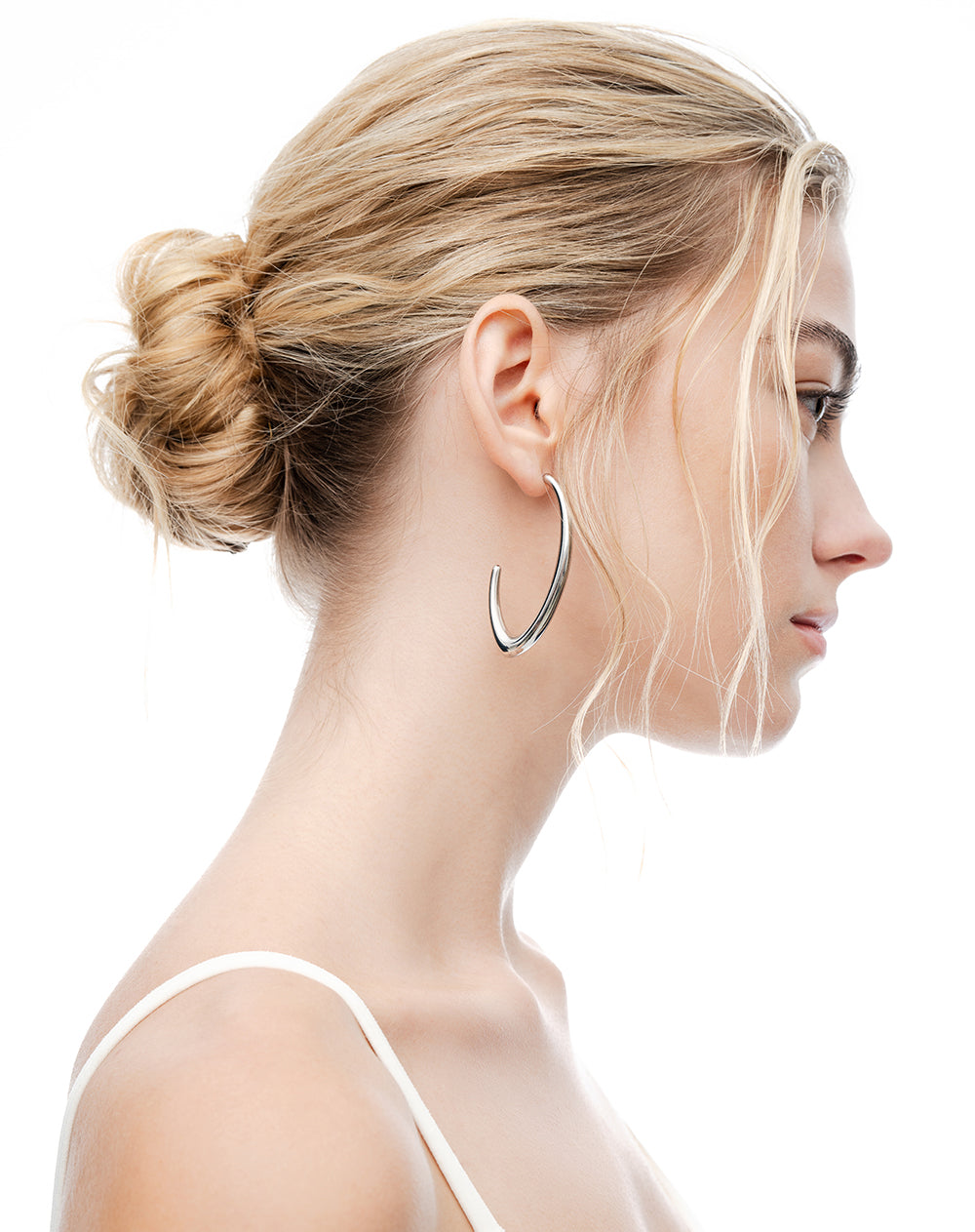 Aretes tipo aro alargado plateado mujer