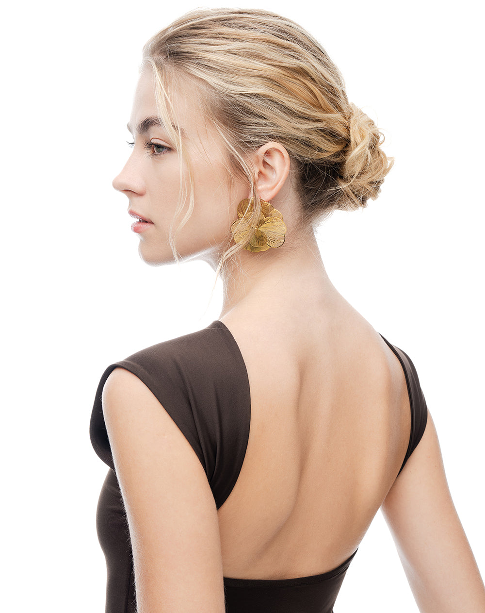 Aretes flor dorados mujer